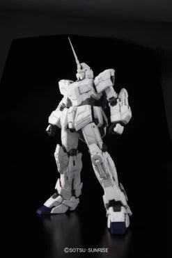 Bandai PG 1/60 RX-0 Unicorn Gundam UC Plastic Model -KURAMA TOYS Sales Store 61s3TJti66L. SL1500 39035.1478766733